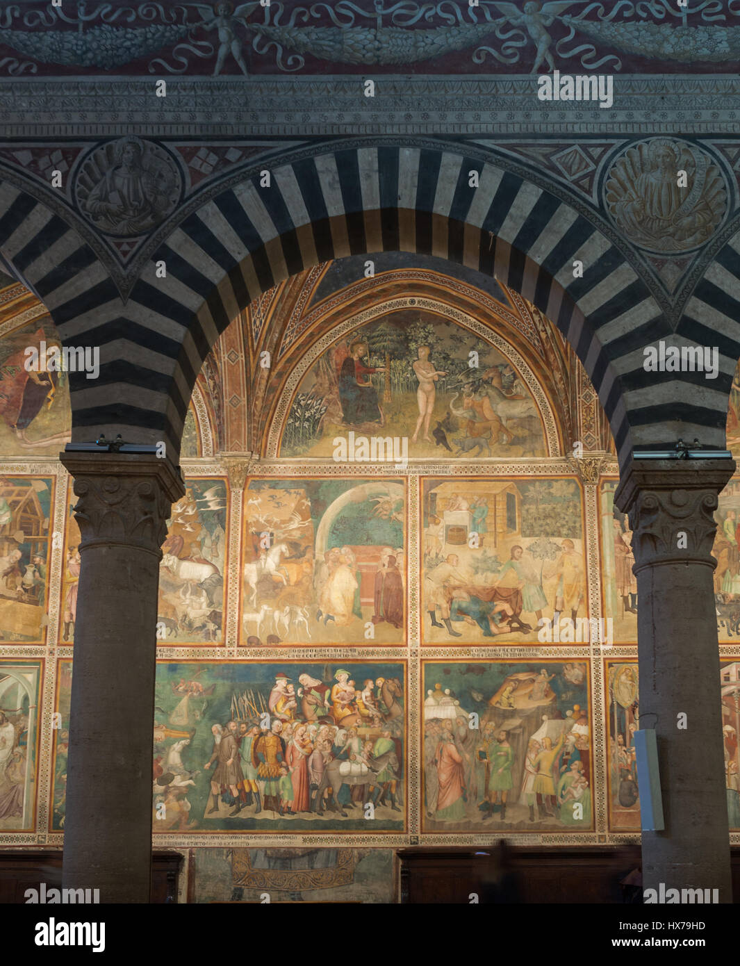 Adam nommant les animaux et d'autres fresques sur les murs De la Collégiale de San Gimignano Banque D'Images