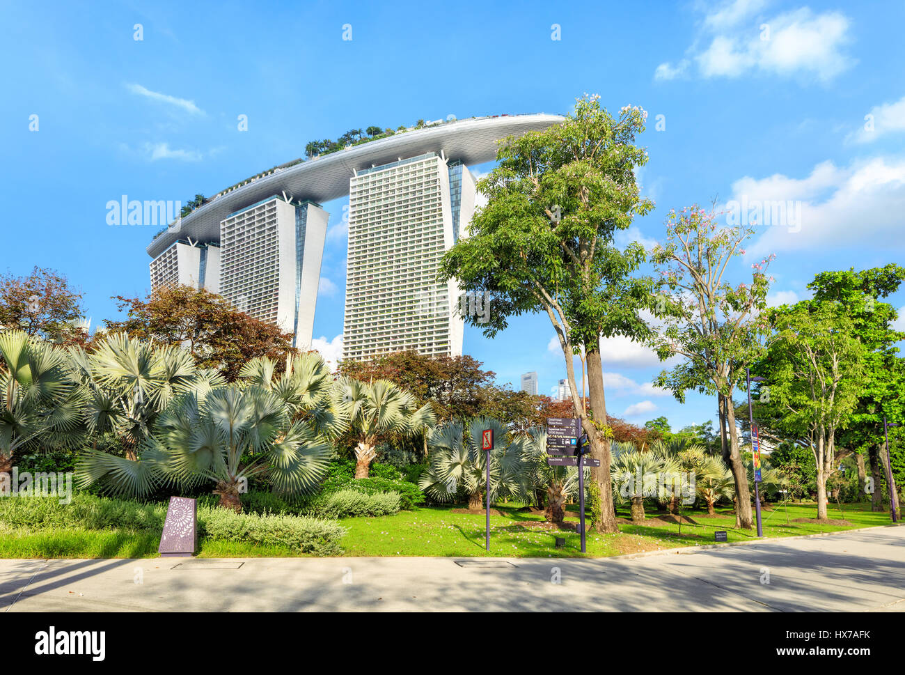 Gardens by the bay et célèbre Marina Bay Sands Banque D'Images