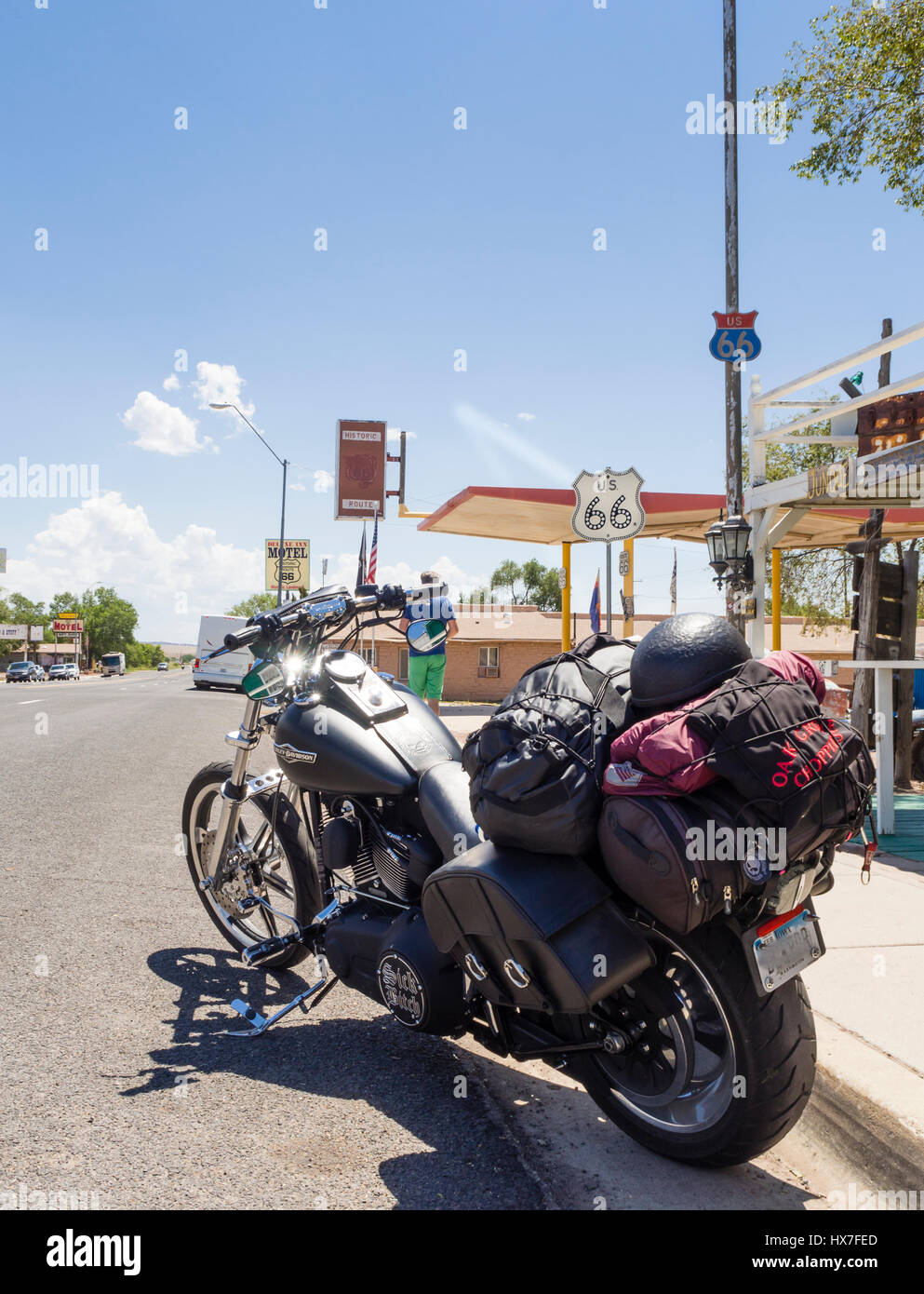 Seligman, Arizona - 27 juillet 2016 : une moto garée à l'extérieur chargé d'une station-service de Seligman (AZ) lors de l'historique Route 66. Banque D'Images