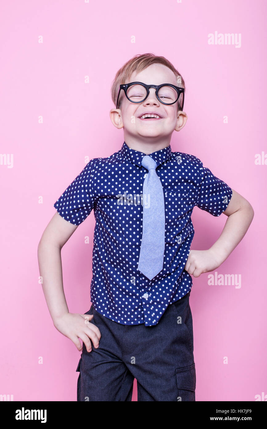 Adorable petit enfant dans une cravate et des lunettes. L'école. Centre  préscolaire. La mode. Studio portrait sur fond rose Photo Stock - Alamy
