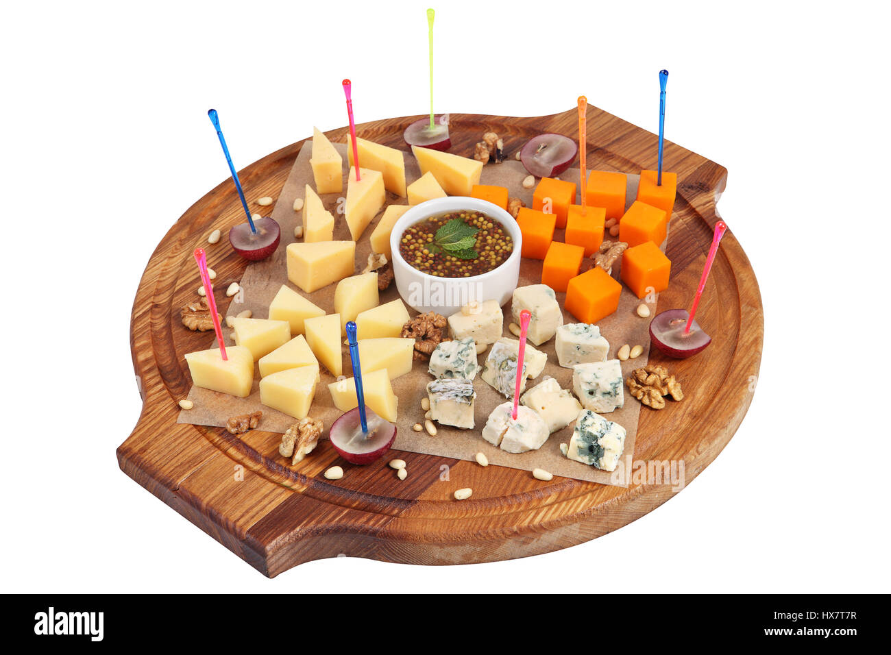 Assortiment de fromages sur une planche circulaire servant isolé sur fond blanc. Banque D'Images