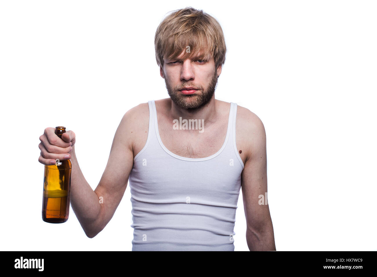 Jeune homme à la gueule de holding bouteille de bière. Studio portrait isolé sur fond blanc Banque D'Images