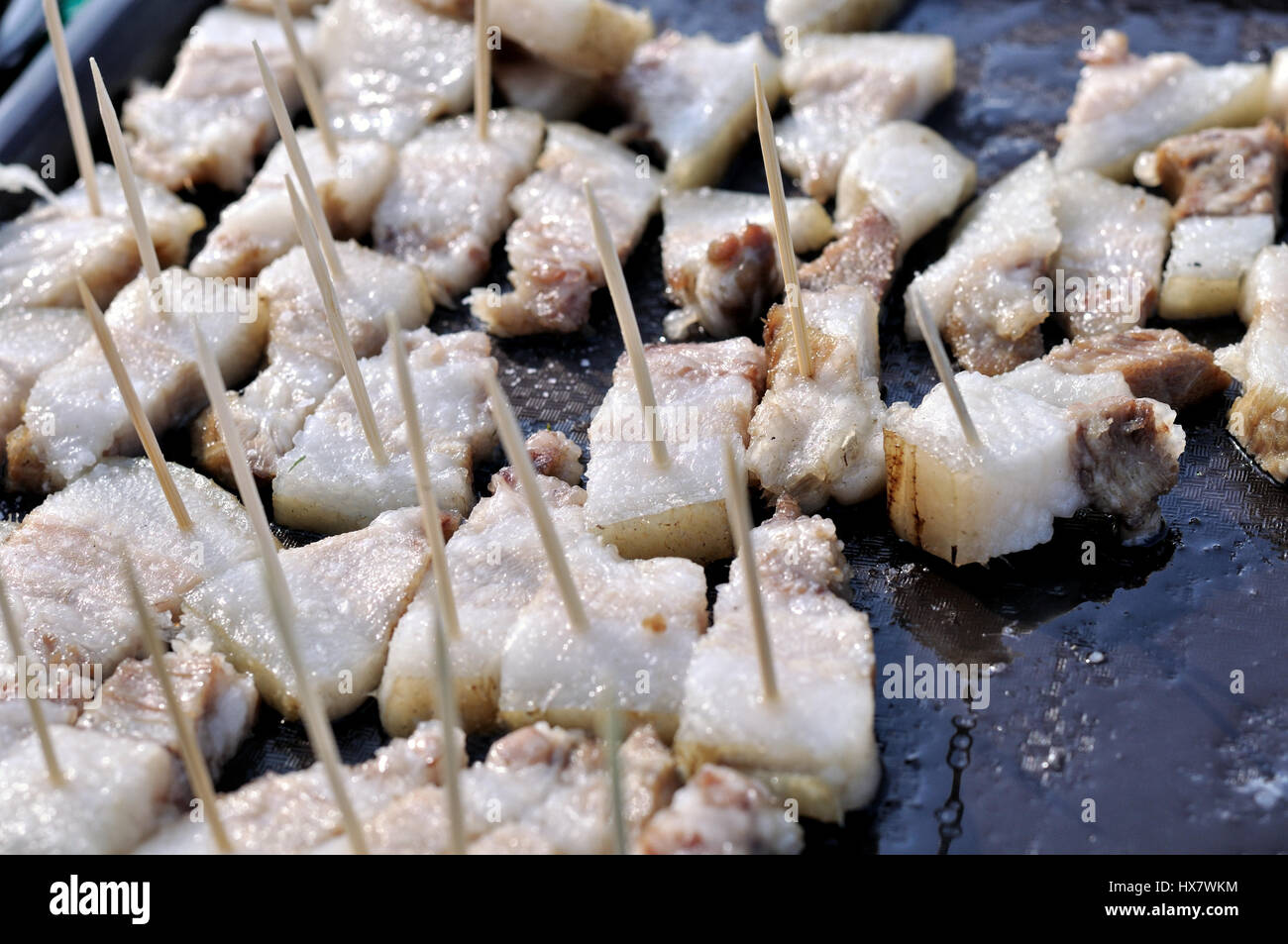 Close-up of simple alimentaire traditionnel ukrainien -frais frit salée saindoux (salo) Banque D'Images