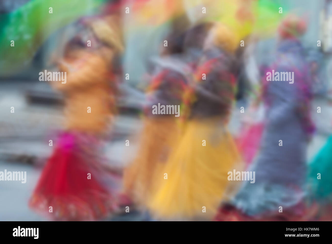 Les filles dans des vêtements, groupe de mouvement Hare Krishna chante et danse dans les rues de la ville avec les mots de Hare Krishna. Flou artistique abstrait flou de mouvement Banque D'Images