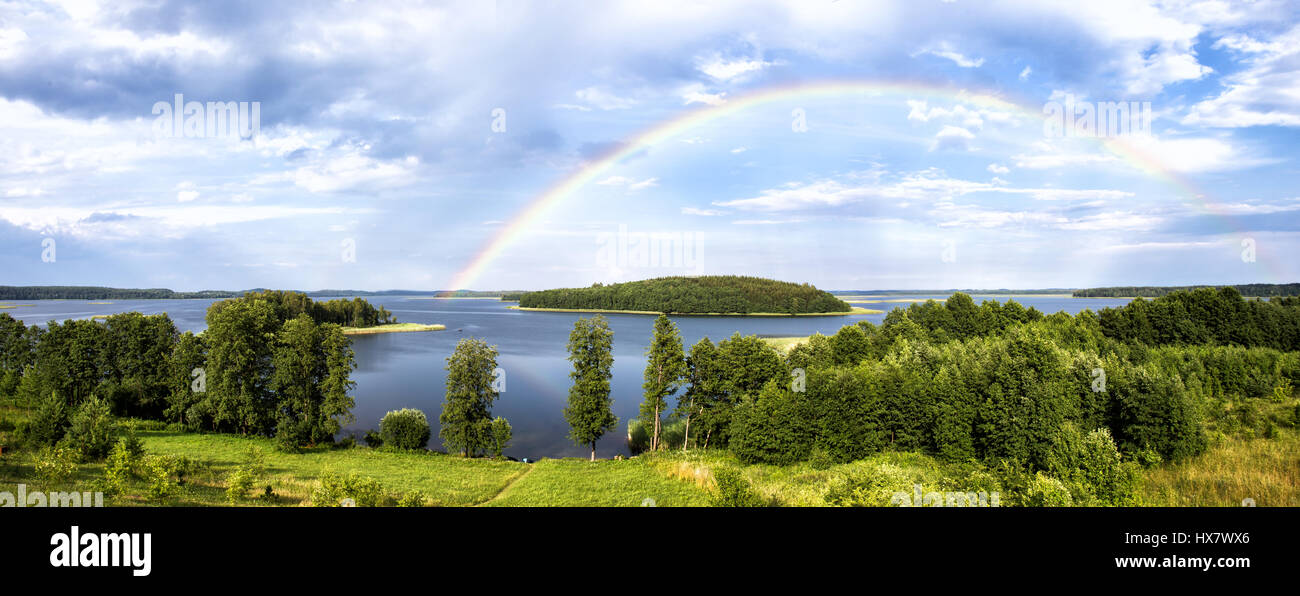 En été au cours de l'arc-en-Stroust Lake dans la région de Braslav du Bélarus. Image panoramique Banque D'Images