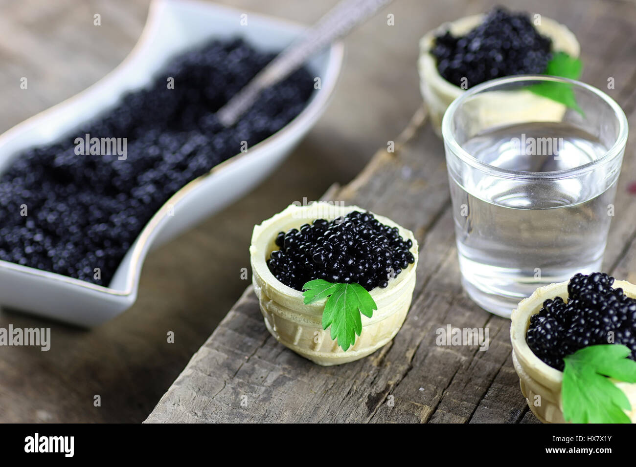 Black caviar sur un fond de bois Banque D'Images