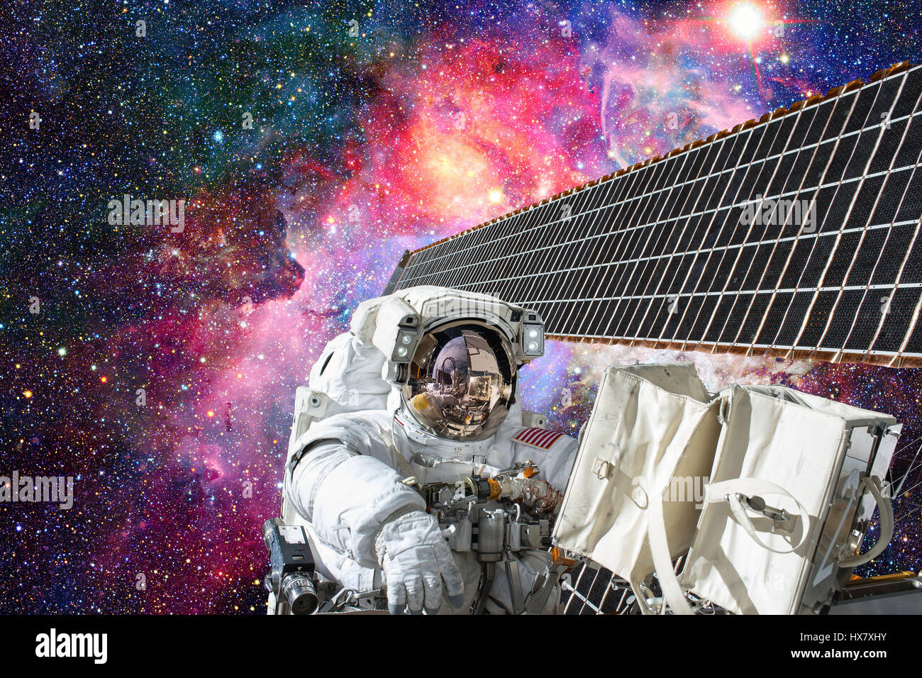 Cosmonaut travaille en dehors de la Station spatiale internationale Banque D'Images