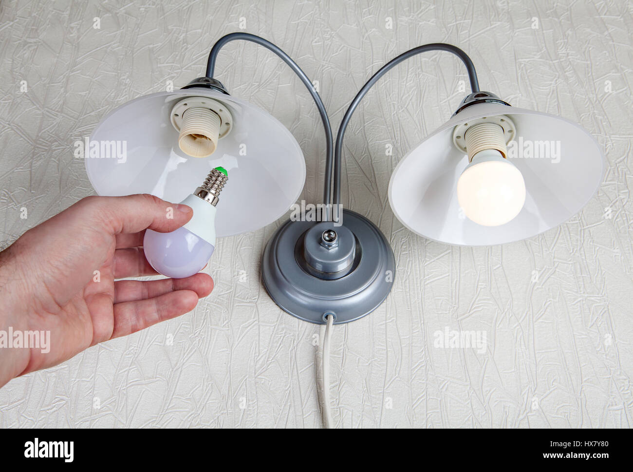 Remplacement des lampes des feux de mur, côté est titulaire d'une lampe LED. Banque D'Images