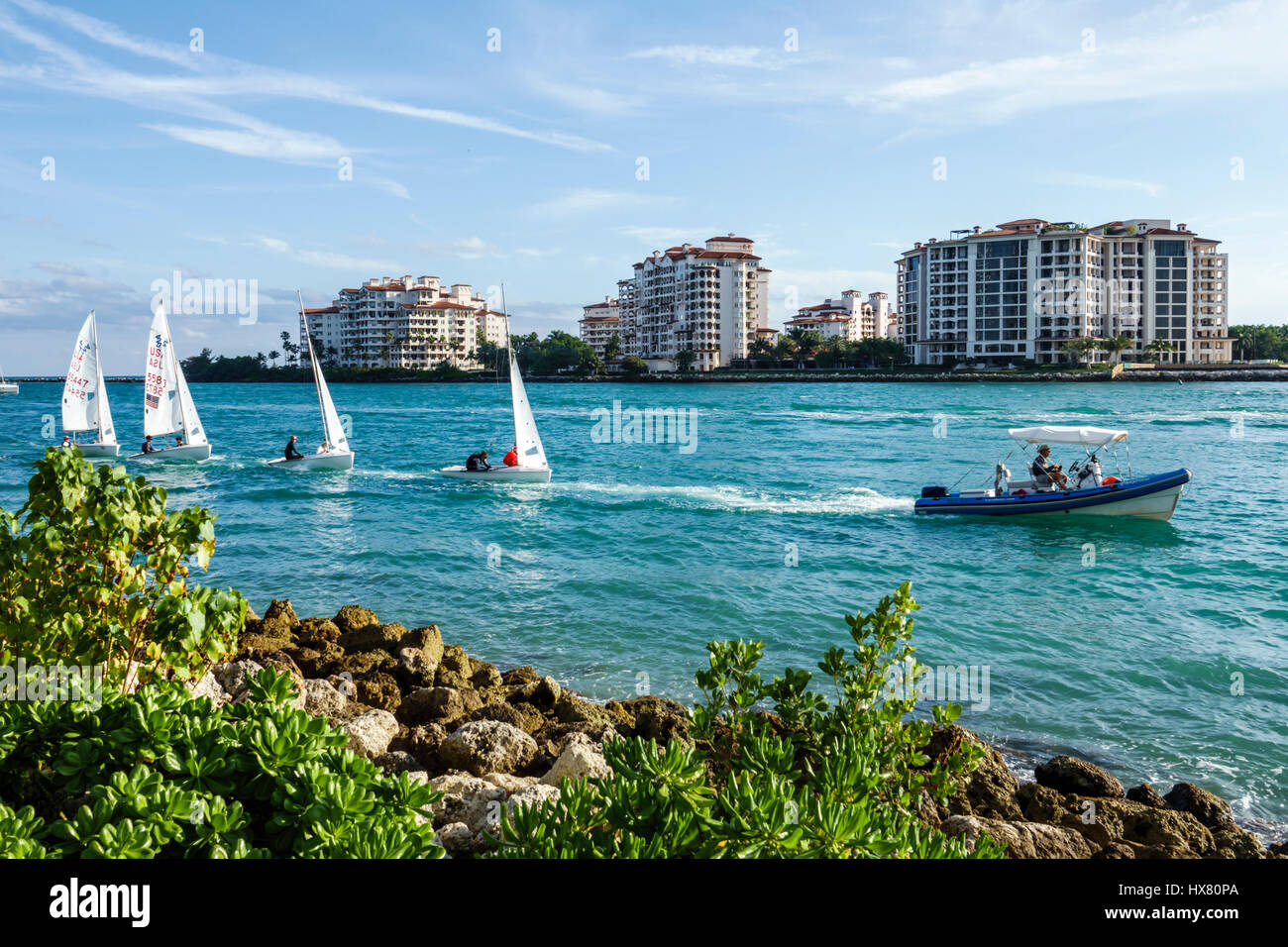 Miami Beach Florida,South Pointe Park,Government Cut,eau,bateau à moteur,voilier,dériveur,voile,voile,remorquage,vue sur Fisher Island,front de mer,appartement de luxe Banque D'Images