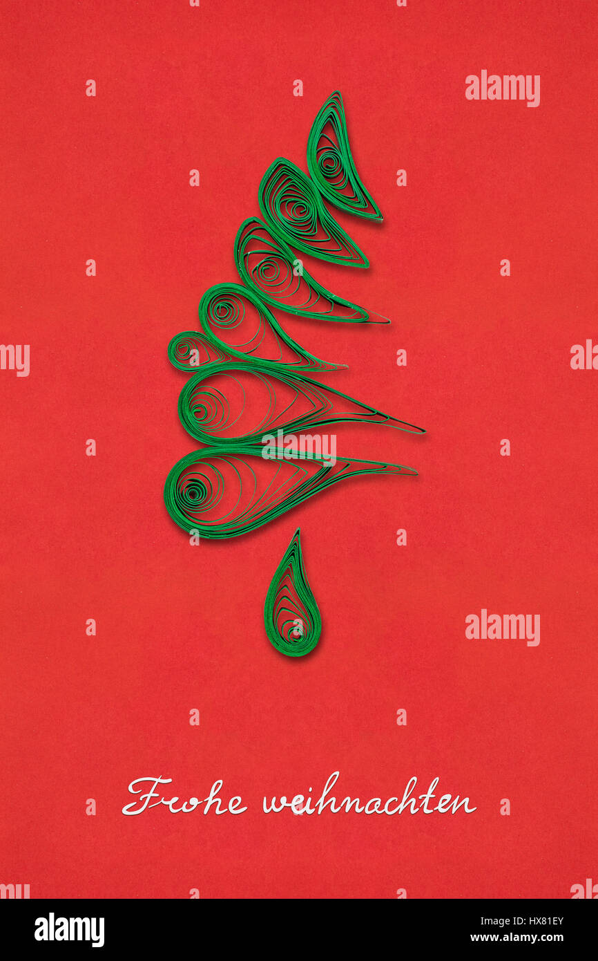 Concept créatif photo d'un arbre de Noël de papier sur fond rouge. Frohe Weihnachten. Banque D'Images