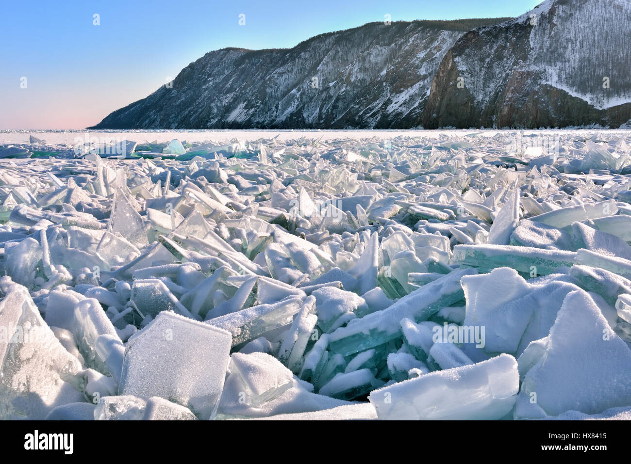 Tas de gros fragments de glace. Les hummocks survenu en raison de la destruction de la glace par le vent à la période de gel. Le lac Baïkal. Région d'Irkoutsk. La Russie Banque D'Images