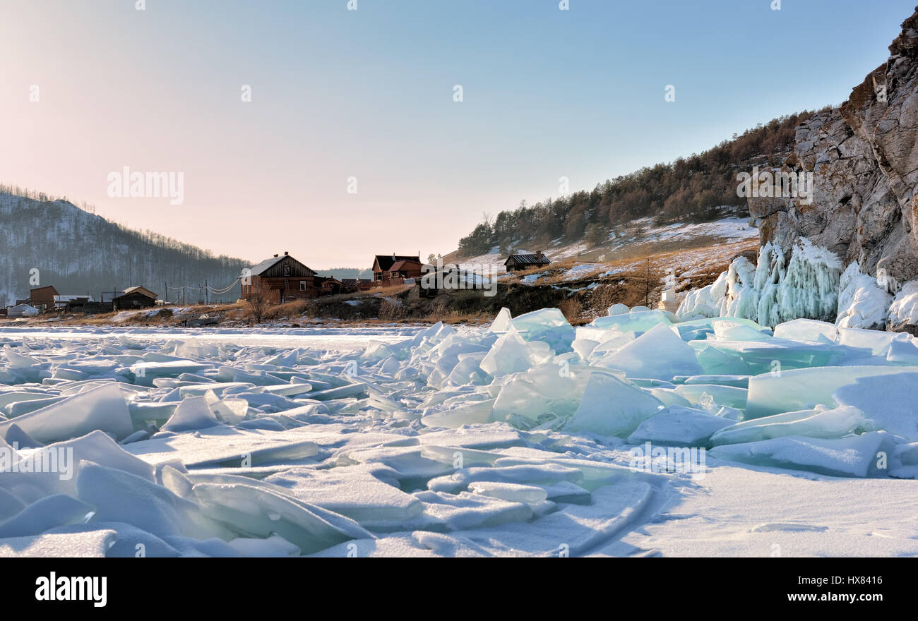 Les monticules de glace sur le Lac Baïkal près d'un petit village. Soirée au début de mars. L'île Olkhon. Région d'Irkoutsk. La Russie Banque D'Images