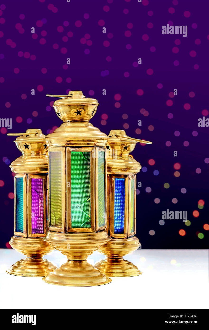 Trois Lanternes Ramadan sur feux de flou artistique sur Purple Banque D'Images
