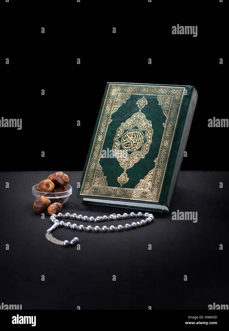 Saint Coran livre avec Rosaire et dates, le Ramadan Concept Banque D'Images