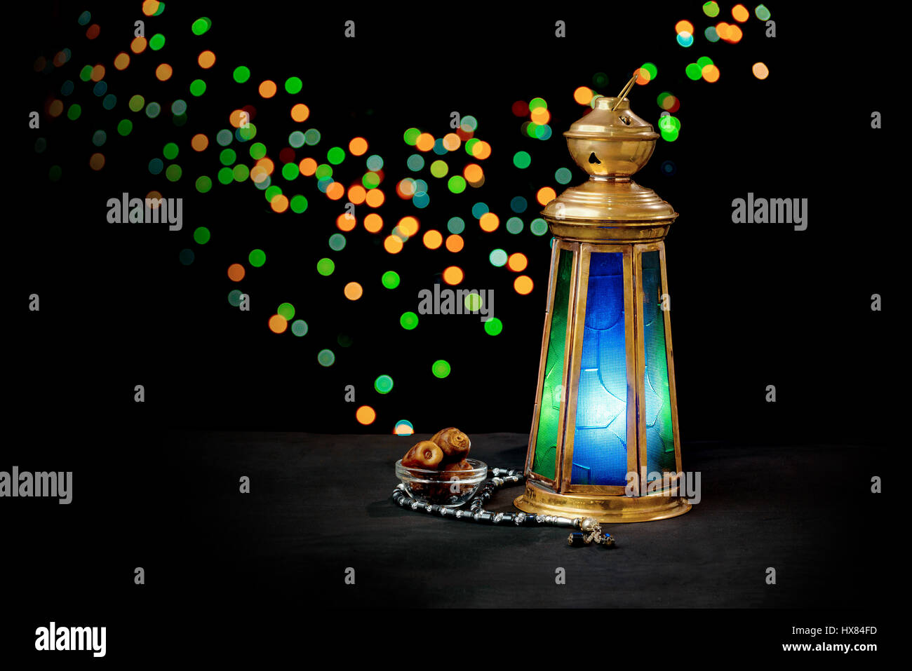 Brass Lantern traditionnelle avec dates et Rosaire, célébration du Ramadan Banque D'Images