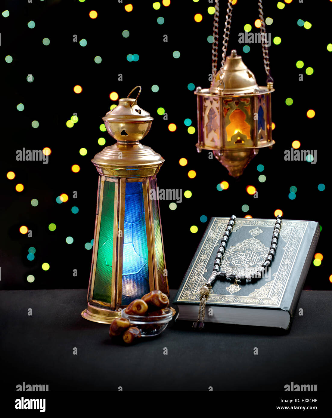 Une collection de symboles célébration du Ramadan, lanterne, dates et du Coran Banque D'Images