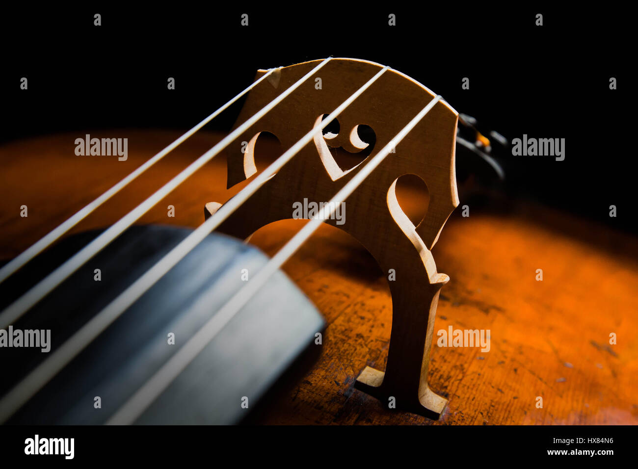 Photographie en couleur de l'ancien français violoncelle, instrument de musique. Banque D'Images