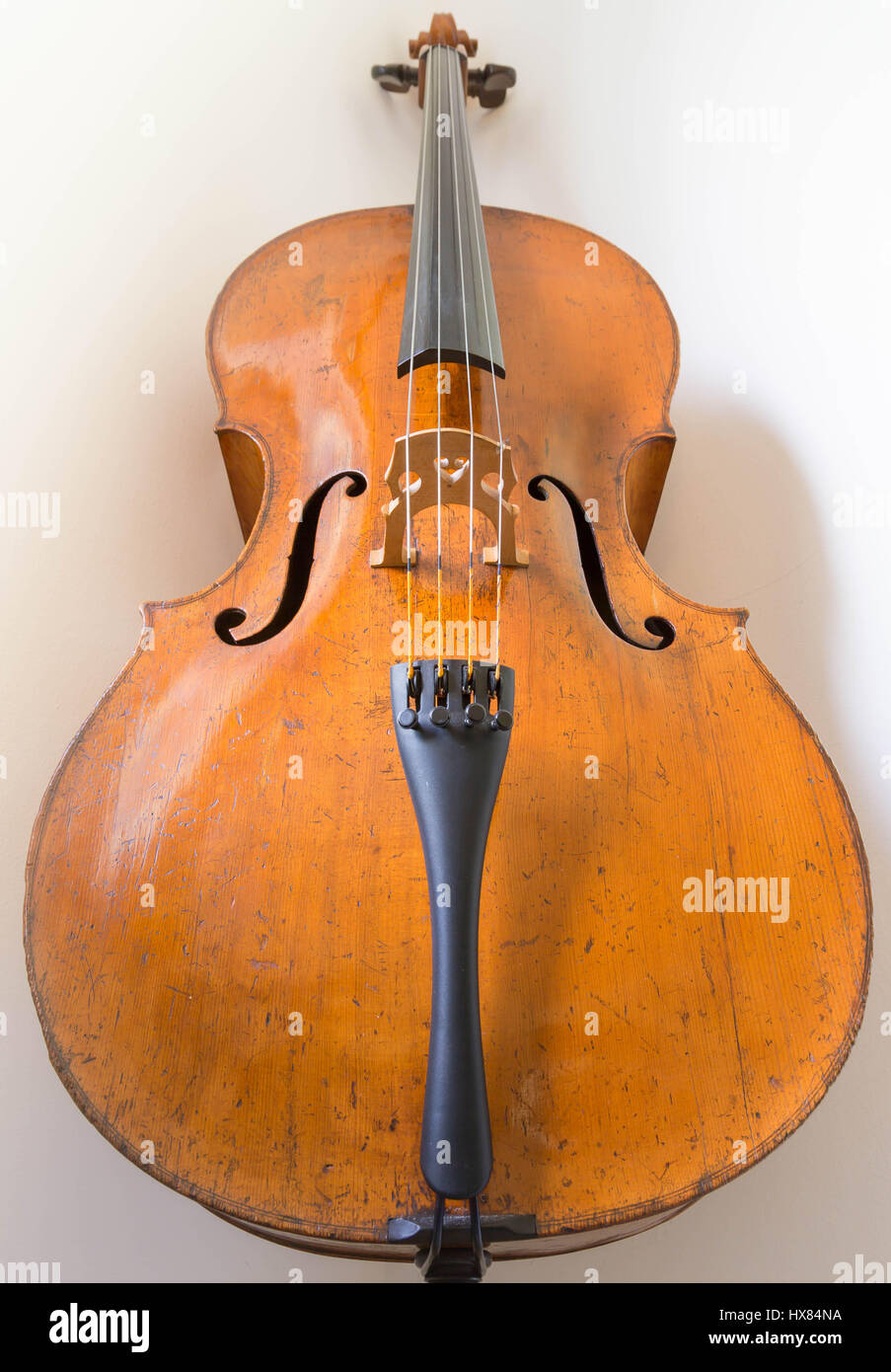 Photographie en couleur de l'ancien français violoncelle, instrument de  musique Photo Stock - Alamy