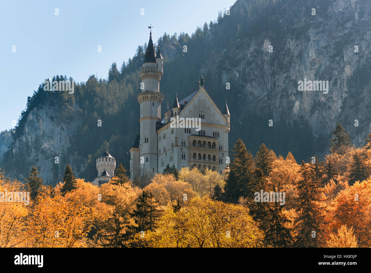 Belle vue sur le château de Neuschwanstein en automne. Palace situé en Bavière, Allemagne. Neuschwanstein est l'un des plus populaires de tous les palais un Banque D'Images