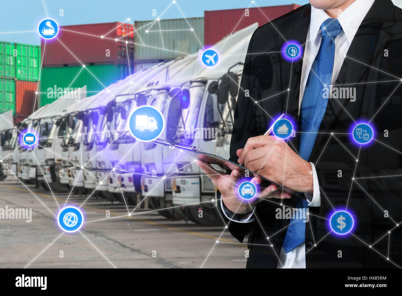 Businessman signature ou l'écriture d'un document à l'avant des emballages industriels, navires de fret fret marchandises en ligne arrêtés dans le monde Internet des Objets concept. Banque D'Images