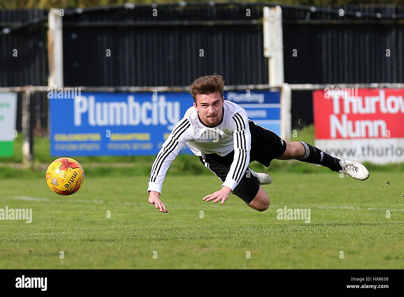 Bocking Réserves sociales vs Dunmow Rhodes se réserve, Braintree & North Essex dimanche finale de Coupe de Ligue de football à Rosemary Lane le 26 mars 2017 Banque D'Images