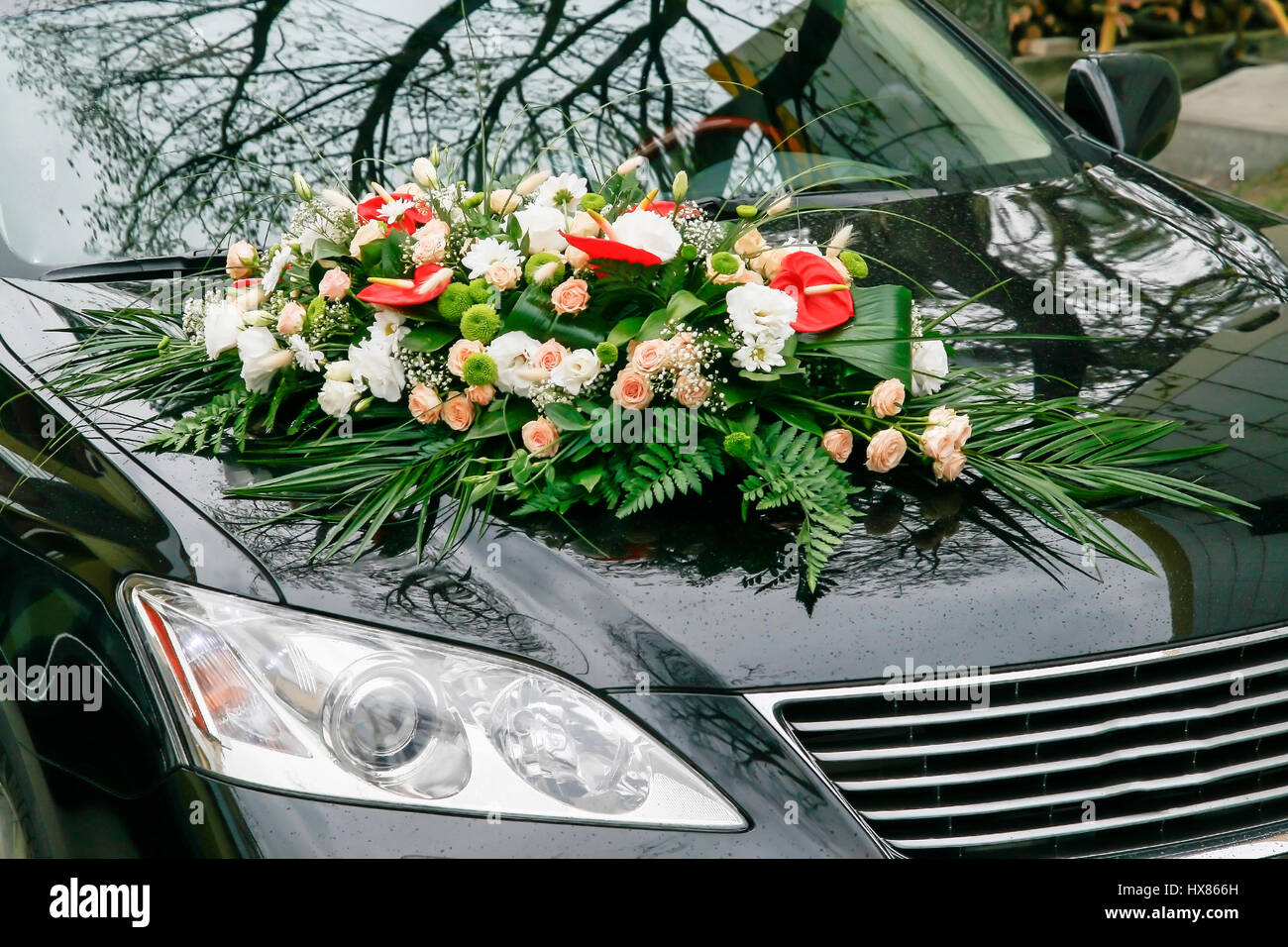 Le Capot Dune Voiture Noire Est Décoré Avec Un Bouquet De