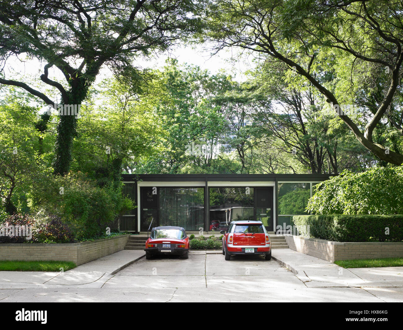 Exemple d'un bungalow avec les places de parking à l'avant. Le parc Lafayette Townhouse, Detroit, États-Unis. Architecte : Ludwig Mies van der Rohe, 1959. Banque D'Images Exemple d'un bungalow avec les places de parking à l'avant. Le parc Lafayette Townhouse, Detroit, États-Unis. Architecte : Ludwig Mies van der Rohe, 1959. Banque D'Images