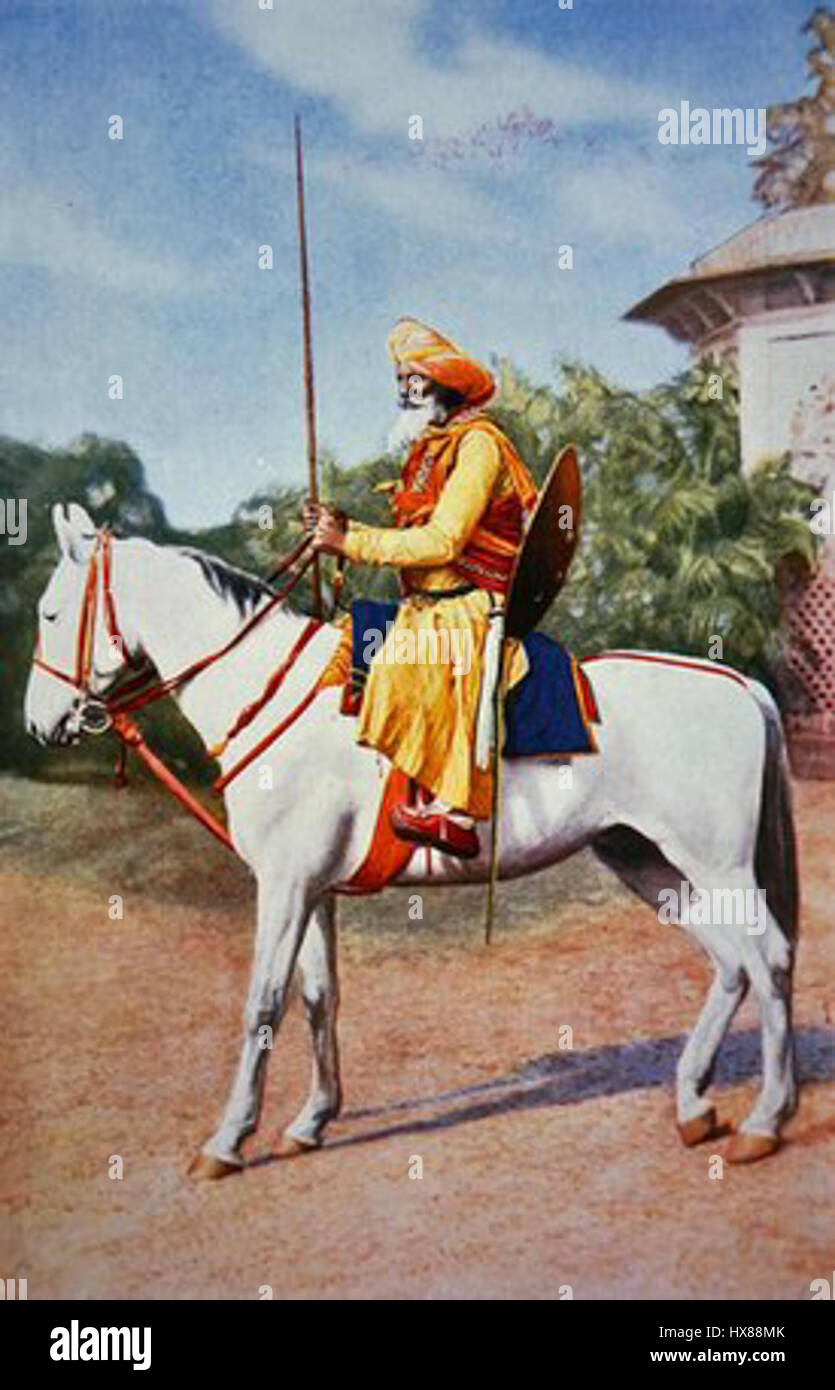 Cette lithographie en couleur représente un guerrier maratha, mettant en valeur les traditions martiales de l'Empire maratha de l'Inde. L’œuvre met en valeur la tenue vestimentaire du guerrier, les armes et la posture dynamique typique de l’art militaire de la région au XVIIIe siècle. Banque D'Images