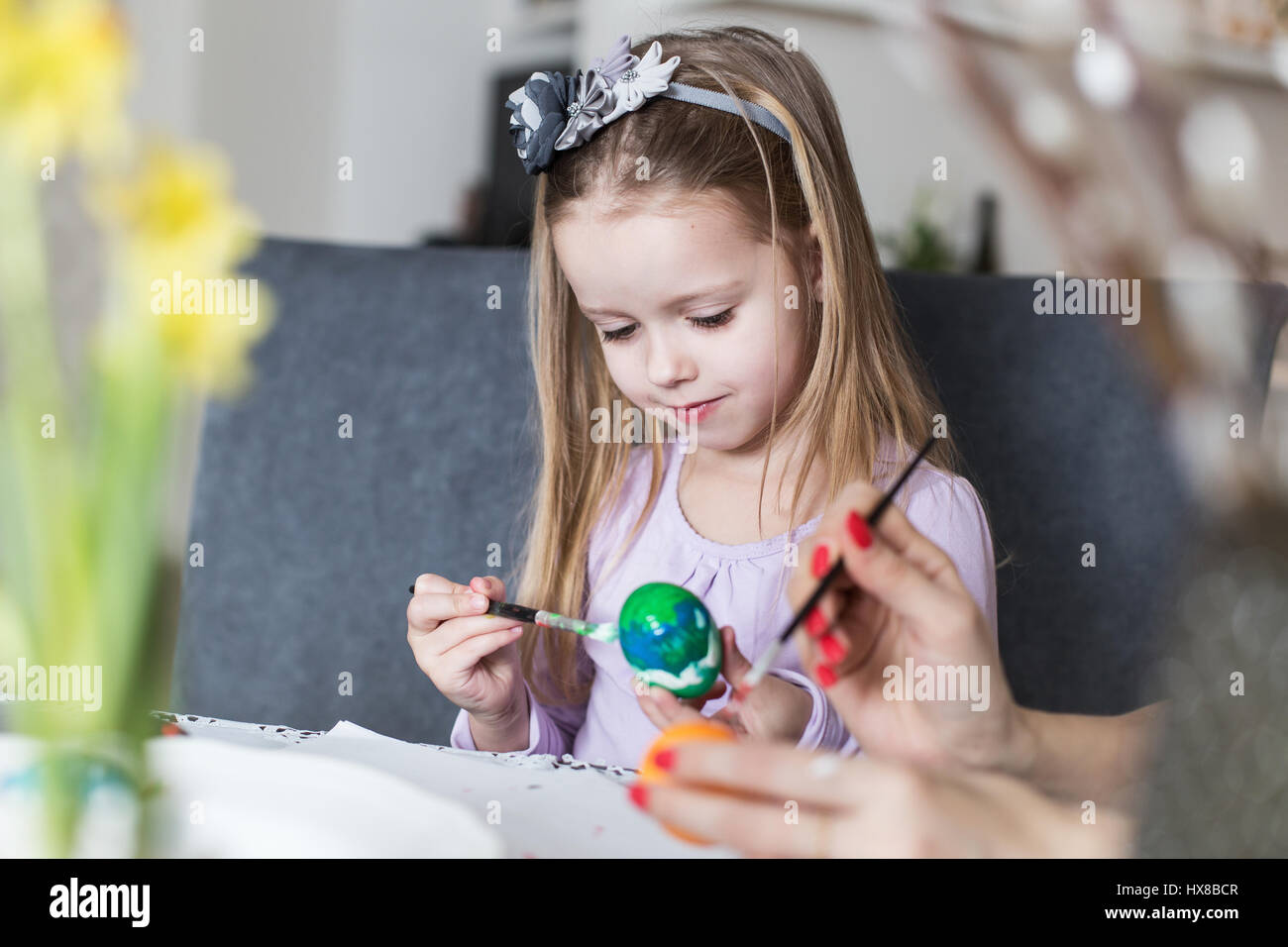 Un petit enfant heureux colorer les oeufs de pâques. Accueil agréable atmosphère. Easter Banque D'Images