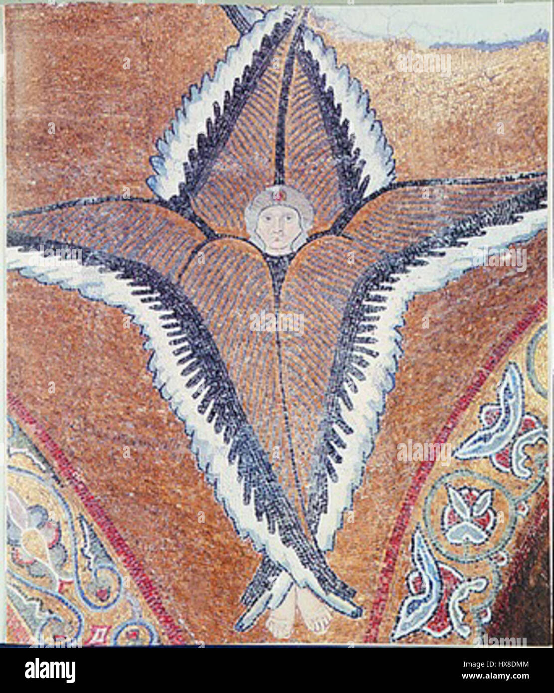 La mosaïque d'un séraphe du monastère de Nea Moni représente un être céleste aux ailes multiples, représentant la présence divine et la hiérarchie spirituelle dans l'art religieux byzantin, datant du XIe siècle. Banque D'Images
