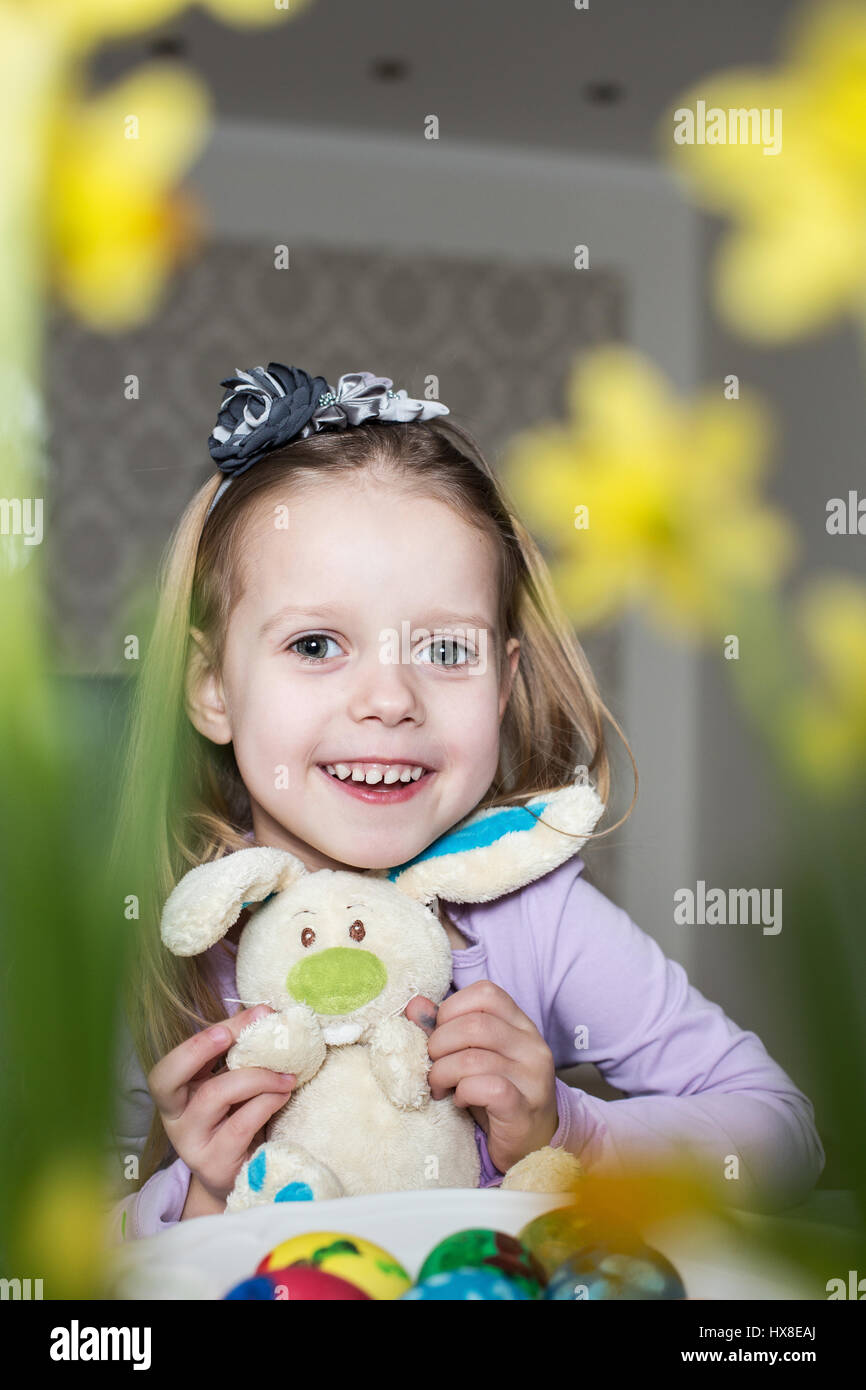 Smiling cute child avec oeufs de pâques et en peluche bunny. Pâques. Pâques, vacances d'enfants et la notion Banque D'Images