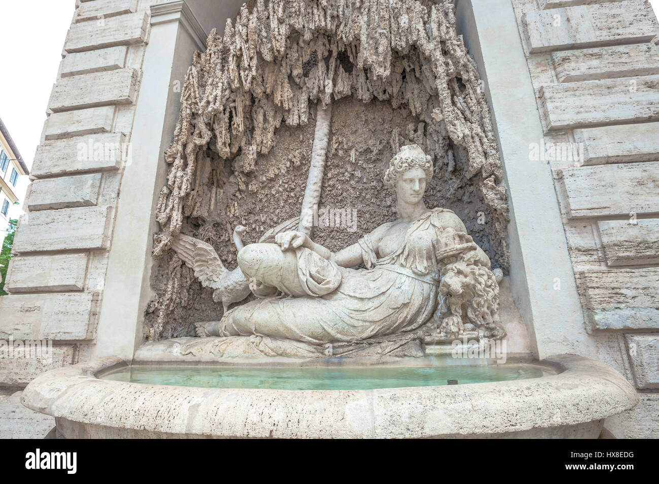 Fontaine Renaissance statue représentant Junon déesse du mariage, grossesse et accouchement, protecteur de l'État, symbole de la fidélité à Rome, Italie. Banque D'Images