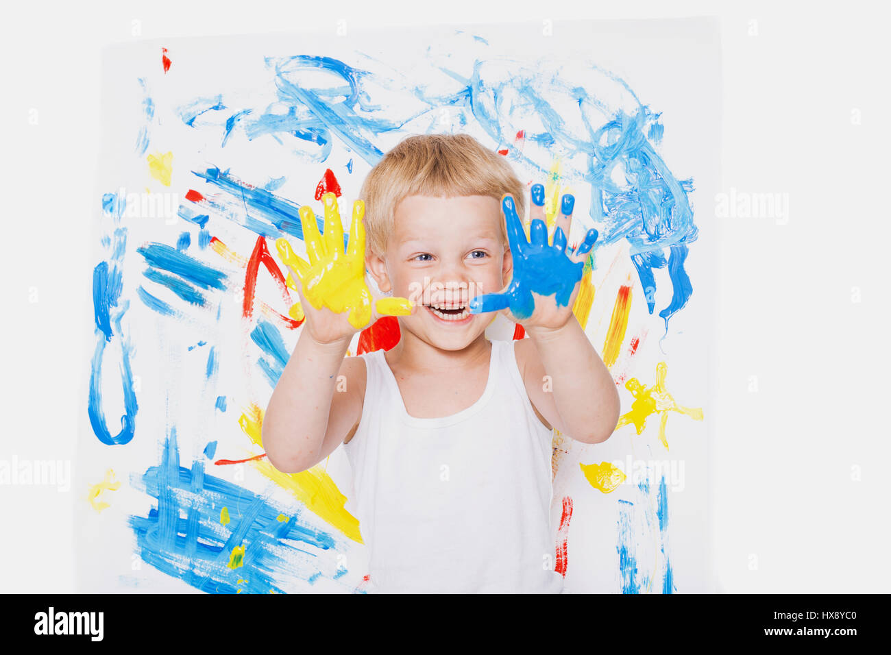 Portrait d'un petit garçon malpropre peintre. L'école. Centre préscolaire. L'éducation. La créativité. Studio portrait sur fond blanc Banque D'Images