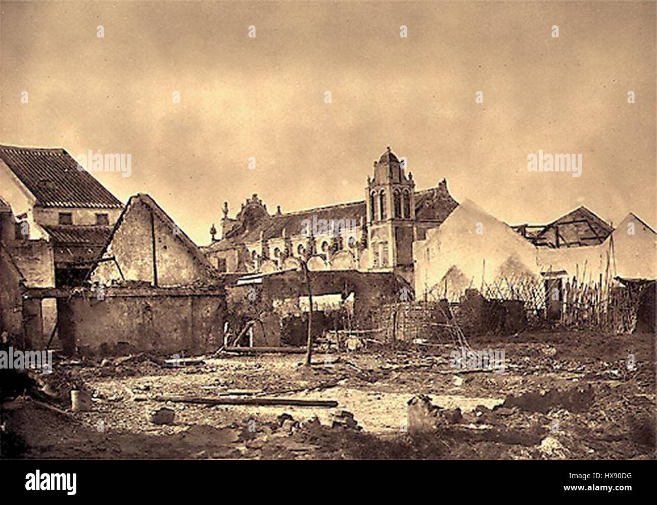 Il s'agit probablement d'une référence à une œuvre d'art ou à un document vietnamien, détaillant éventuellement une scène, une personne ou un événement spécifique. Le titre suggère un contexte vietnamien, peut-être lié à un événement culturel ou historique impliquant Paris. Sans autre contexte, l'accent peut être mis sur l'influence vietnamienne ou l'interaction avec la culture française pendant la période coloniale. Banque D'Images