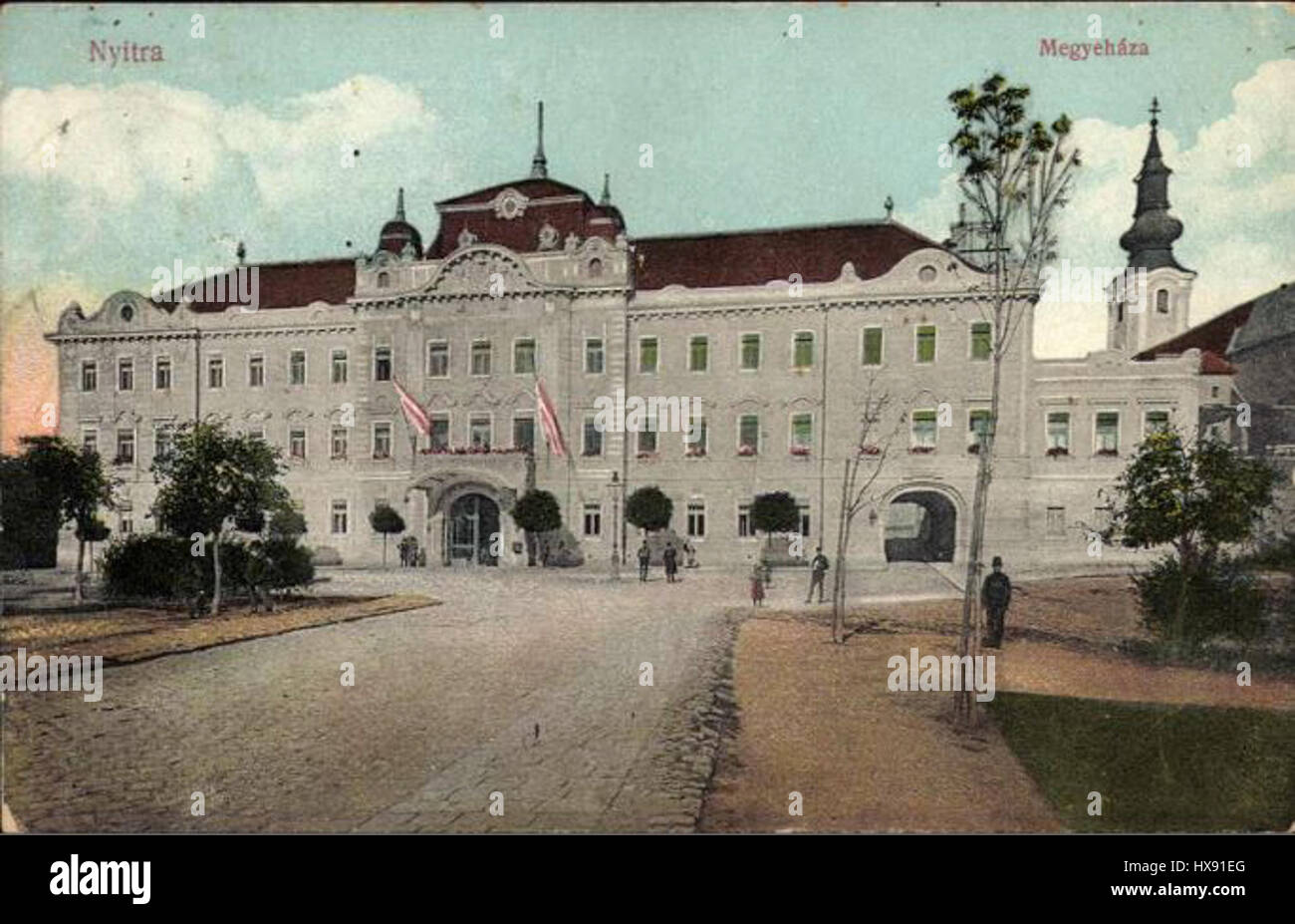 Nyitra, une ville de l'actuelle Slovaquie, est représentée sur cette image de 1914 de son hôtel de comté (megyeháza). Le bâtiment et la ville représentent l'importance historique et architecturale de Nyitra au début du XXe siècle. Banque D'Images