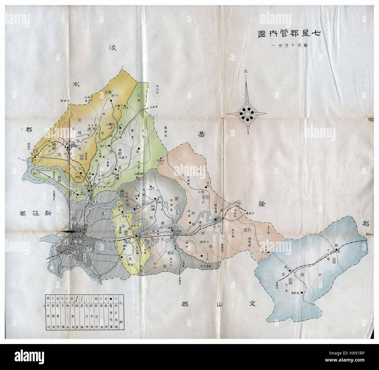 Le quartier de Shichisei, représenté dans une œuvre de 1932, capture un moment précis de l'histoire japonaise. La peinture met en valeur les éléments architecturaux et sociaux du quartier, reflétant le contexte culturel du début du XXe siècle au Japon. Banque D'Images