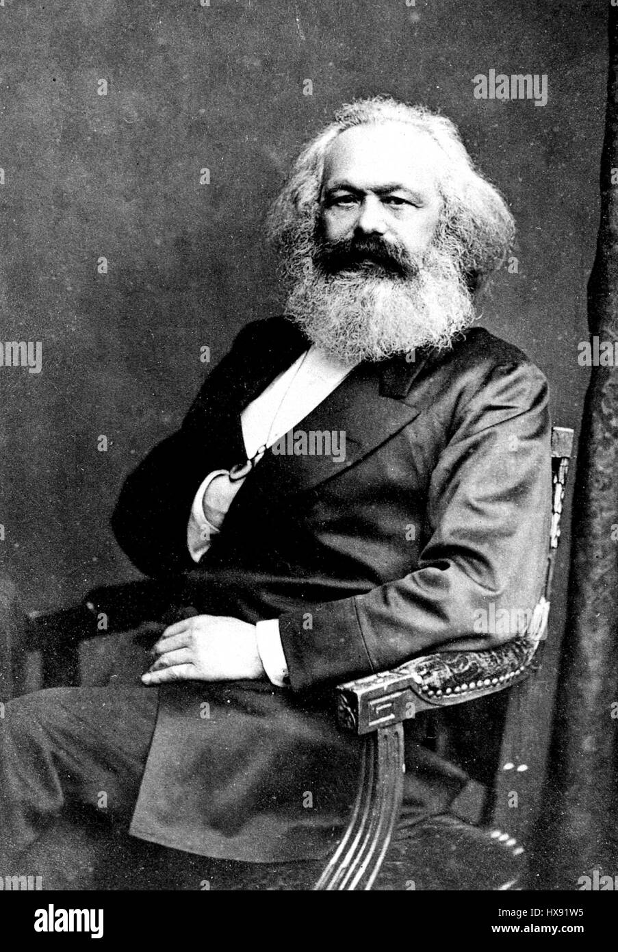 'دستور العمل' se traduit par 'instructions' en anglais. Ce travail est un manuel ou un guide décrivant des règles ou des processus. Il constitue une ressource précieuse dans divers domaines, offrant des conseils structurés et étape par étape à son public. Banque D'Images