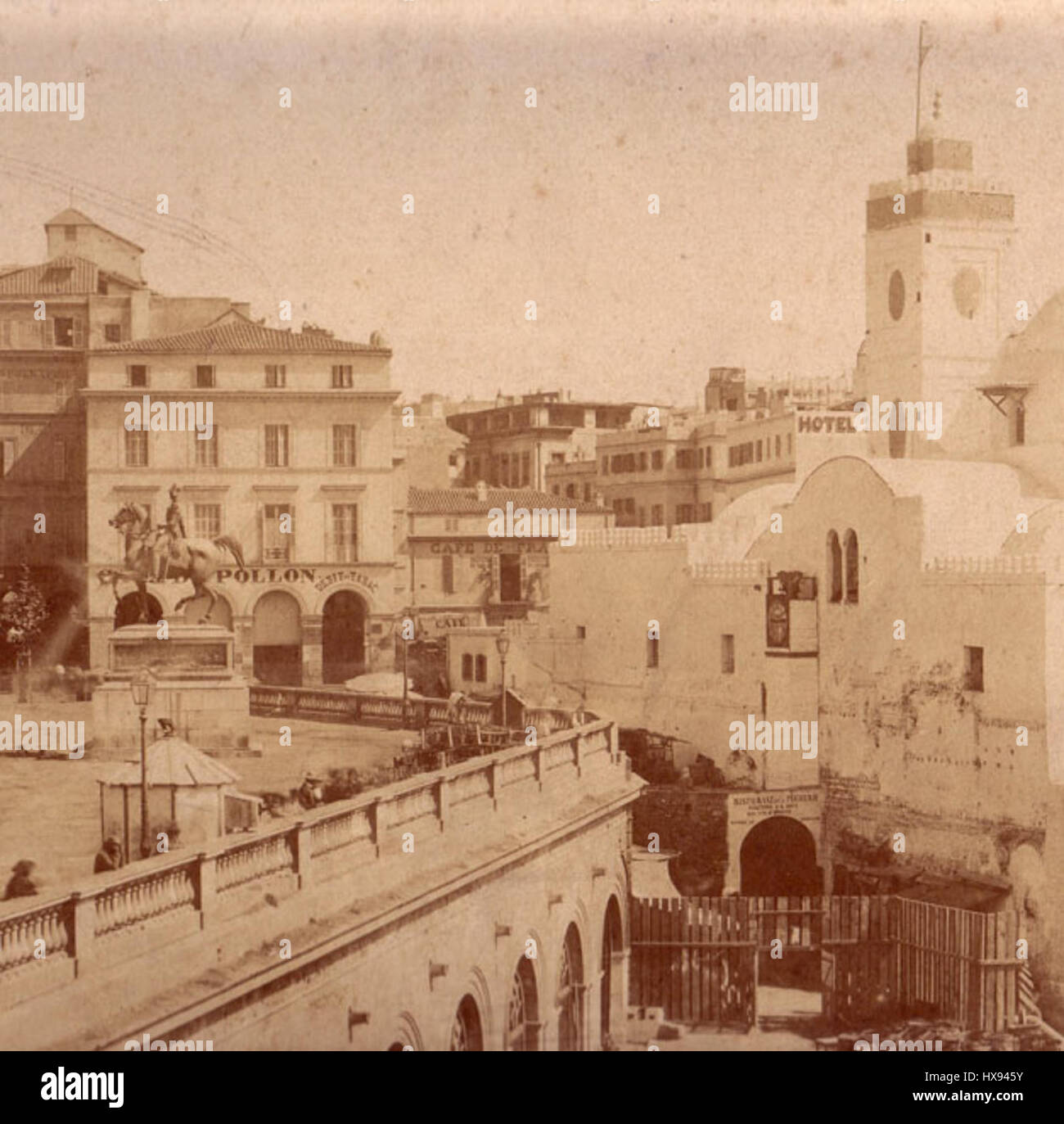 'Vue d'Alger en 1857' fait référence à une représentation de la ville d'Alger en 1857. Cette peinture ou lithographie offre une vue historique d'Alger pendant la période coloniale française, montrant son architecture et son paysage pendant une période importante de l'histoire de l'Afrique du Nord. Banque D'Images