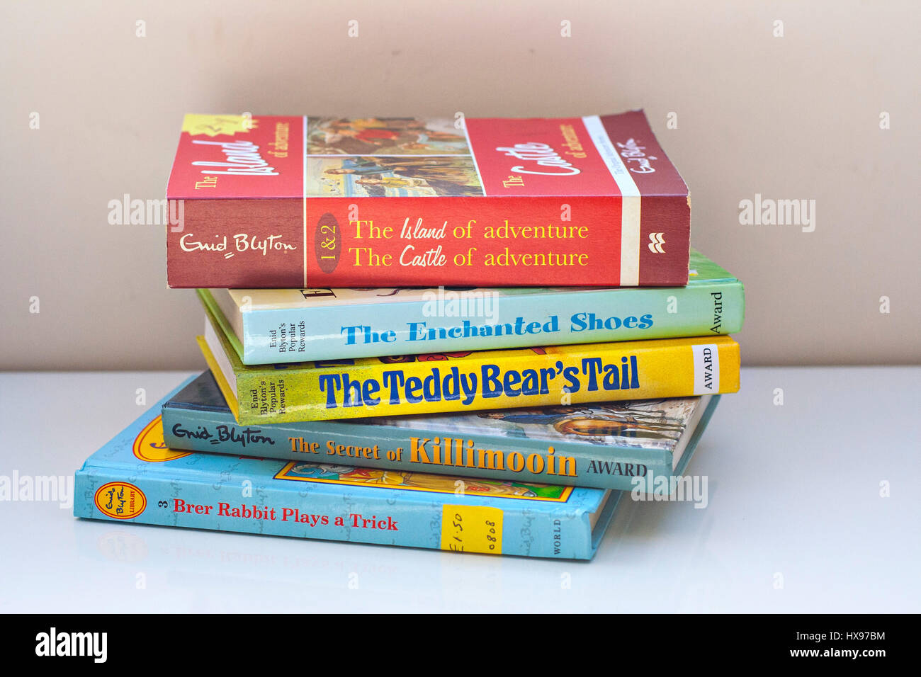 / Pile Pile d'Enid Blyton, livres enfants livres classiques, livres pour enfants, jeunes lecteurs Banque D'Images