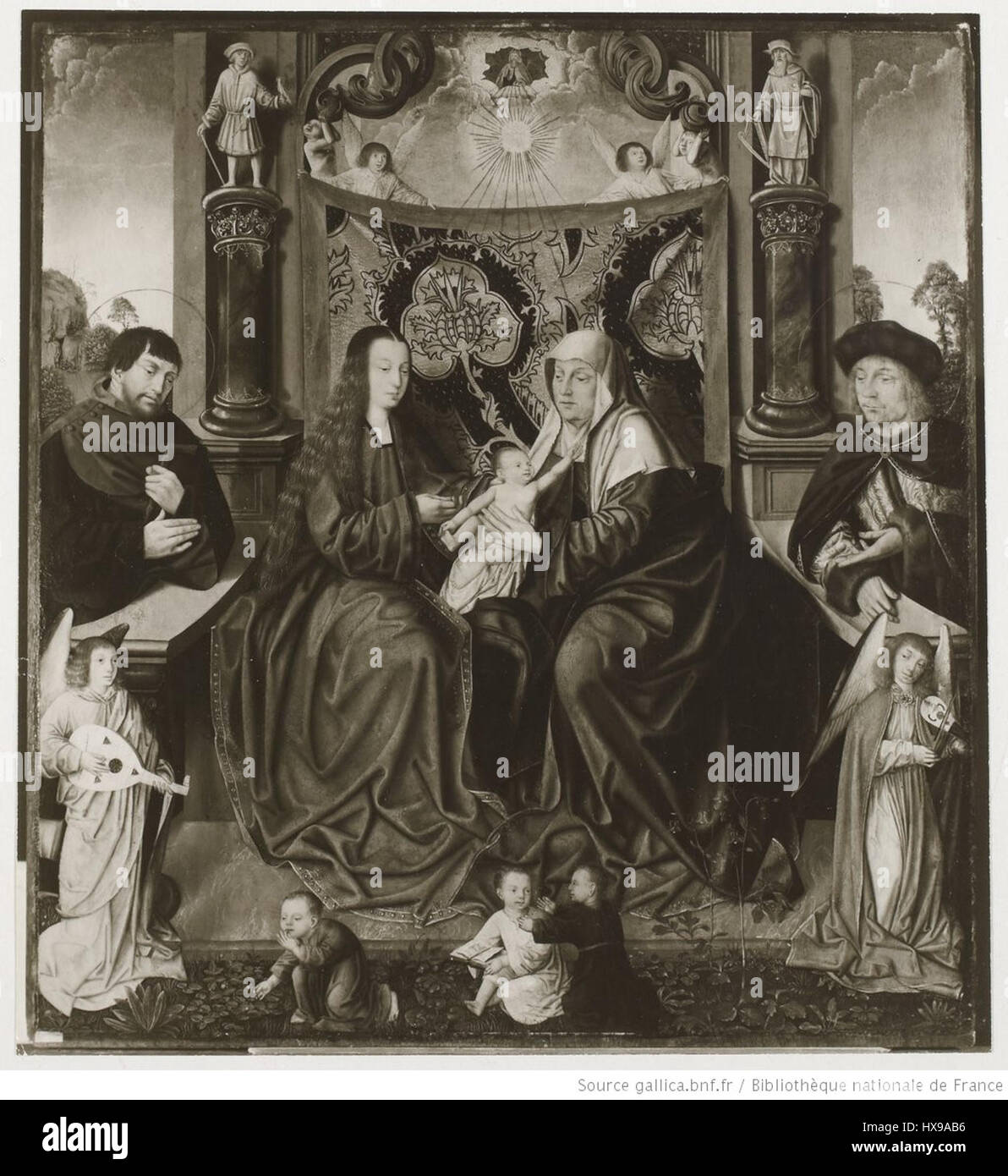 Cette pièce, intitulée 'Sainte famille et Anges musiciens', représente la Sainte famille accompagnée d'anges jouant des instruments. L'œuvre est imprégnée de symbolisme chrétien et d'influence de la Renaissance. Banque D'Images