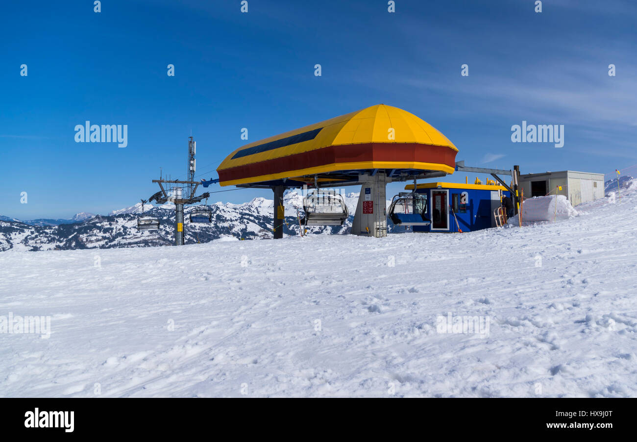 Haut de la gare d'un télésiège en hiver, construit par Garaventa, situé dans la région de sports d'hiver de Stoos, Suisse, dans les Alpes suisses. Banque D'Images