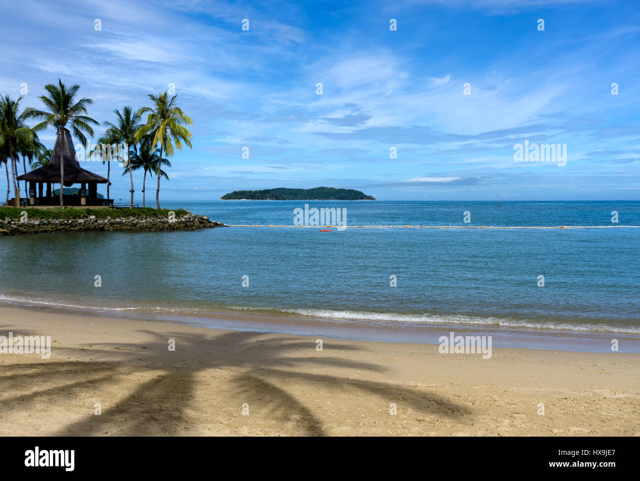 Plage et palmiers à Kota Kinabalu, Sabah, Malaisie. Banque D'Images