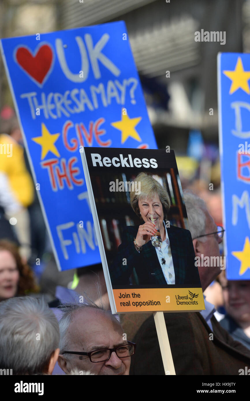 Londres, Royaume-Uni. Mar 25, 2017. Protestation Anti Brexit mars par l'unir pour l'Europe. Crédit : Matthieu Chattle/Alamy Live News Banque D'Images