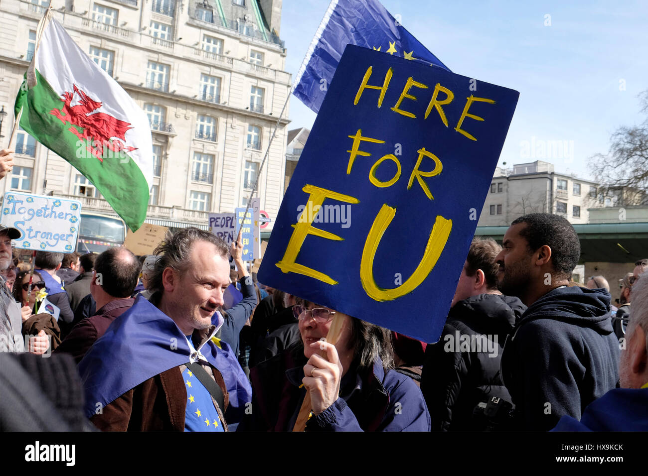 Un manifestant tient une pancarte 'lecture ici pour l'Europe" à un Brexit contre mars dans le centre de Londres. Banque D'Images