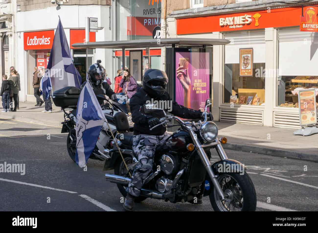 South Street, Perth, Ecosse, Royaume-Uni. 25 mars 2017. Un convoi de motos et voitures défilent dans le centre de Perth, en Écosse, l'affichage à l'appui de sautoires écossais, le Scottish National Party en faveur d'un second référendum sur l'indépendance écossaise. Credit : James McMeekin/Alamy Live News Banque D'Images