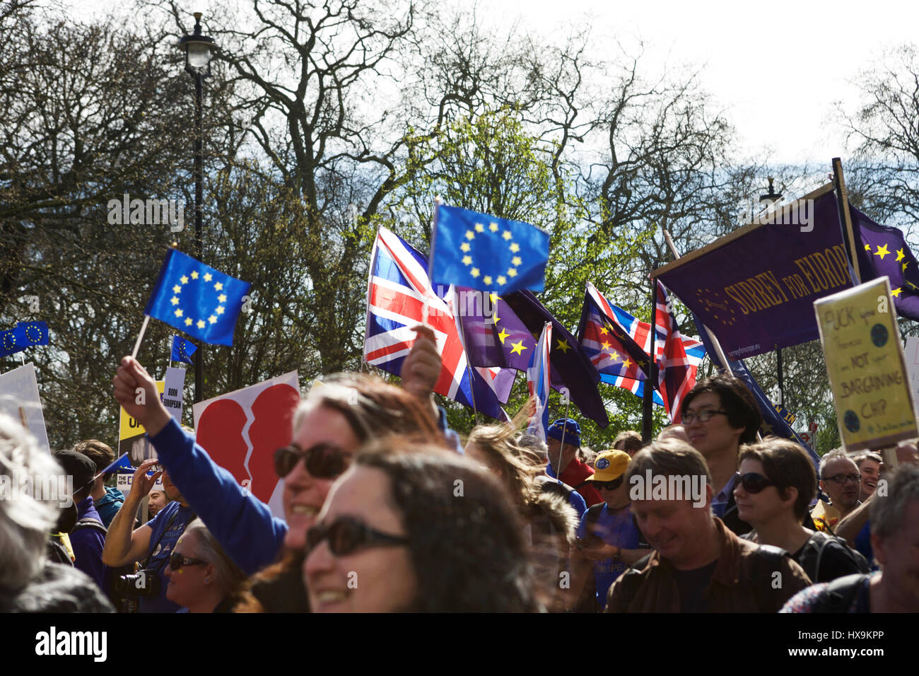 Londres, Royaume-Uni. 25 mars 2017. S'unir pour l'Europe a organisé une UE Pro mars à Londres. Des manifestants anti-BREXIT mars de Park Lane à la place du Parlement. Vote du peuple. Crédit : Tony Farrugia/Alamy Live News Banque D'Images