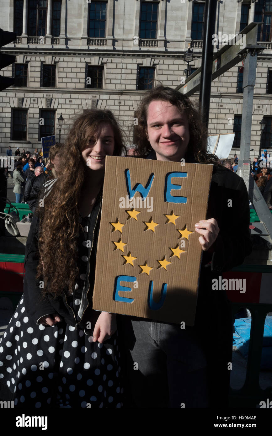 Deux manifestants (Joshua Warburton (joshua.j.warburton@gmail.com c.3fontana@gmail.com Fontana (Colette))) maintenant un Nous aimons l'UE signent sur la place du Parlement au cours de l'Europe de mars à Londres, Royaume-Uni le 25 mars 2017. Credit : Hannah Alexa Geller/Alamy Live News Banque D'Images