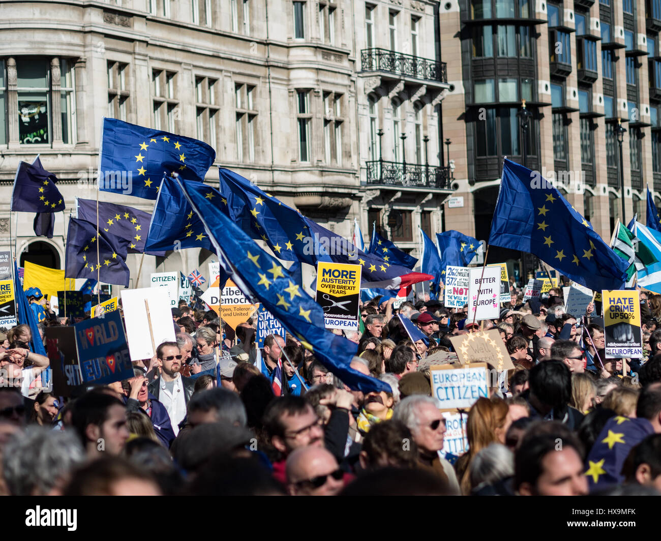 Londres, Royaume-Uni. Mar 25, 2017. Les citoyens européens, en mars pour l'Europe, la place du Parlement Crédit : Sohó Bé Snowdon/Alamy Live News Banque D'Images