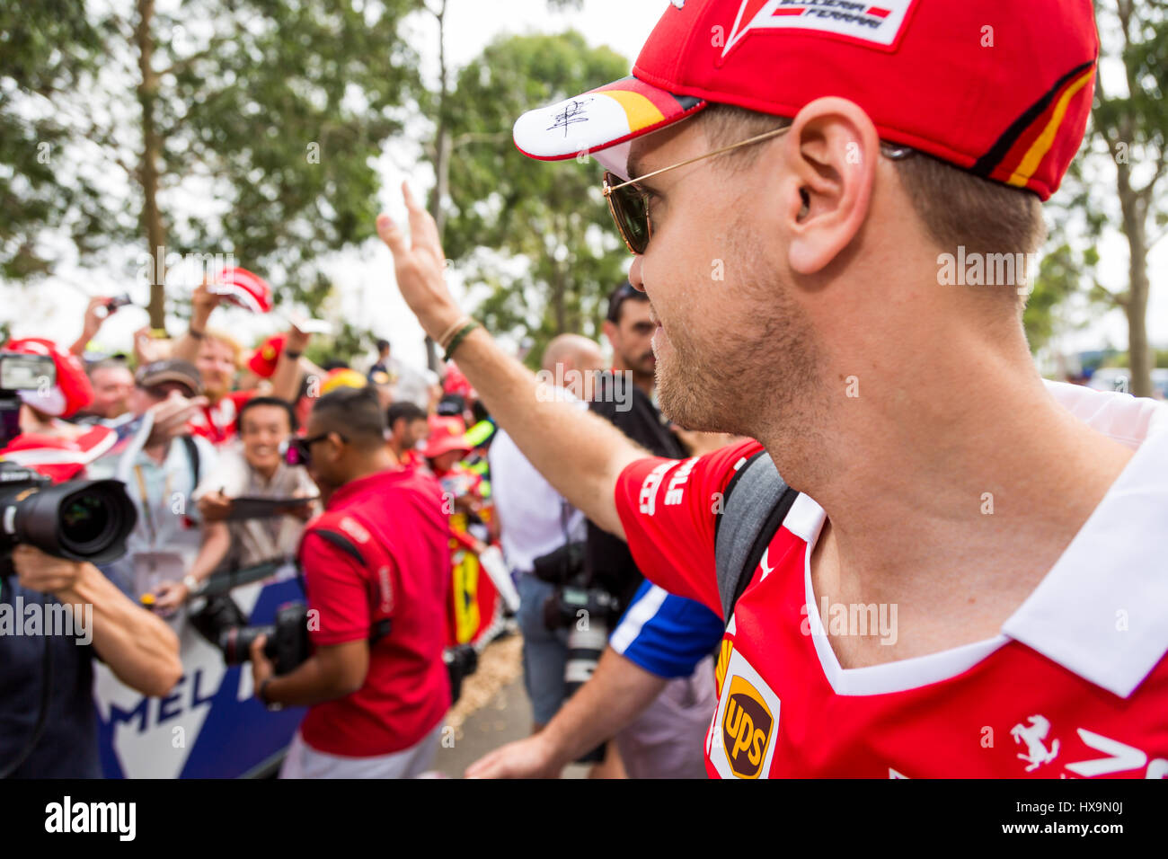 Melbourne, Australie. 26 mars 2017. Les vagues de Sebastian Vettel à ses fans au cours de la Formule 1 2017 Rolex Grand Prix d'Australie, l'Australie le 26 mars 2017. Crédit : Dave Hewison Sports/Alamy Live News Banque D'Images