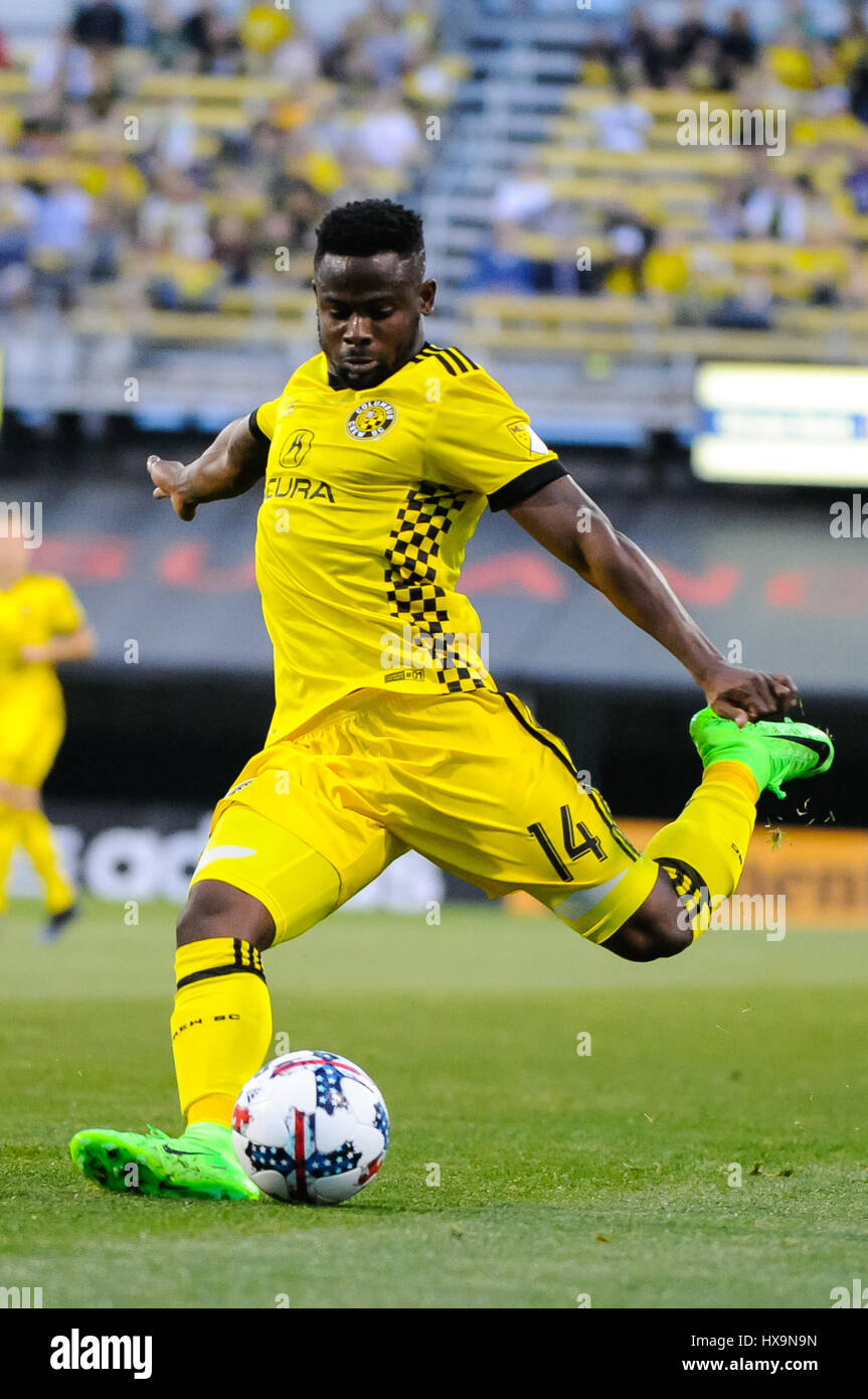 Columbus, États-Unis. 25 mars 2017. Columbus Crew SC defender Waylon Francis (14) fait une passe de centrage dans le match entre Portland Timbers et Columbus Crew Stadium, MAPFRE à SC à Columbus OH. Samedi 25 Mars, 2017. Score final - Columbus Crew SC 3 - Portland Timbers 2 .Crédit photo : Dorn Byg/CSM/Alamy Live News Banque D'Images